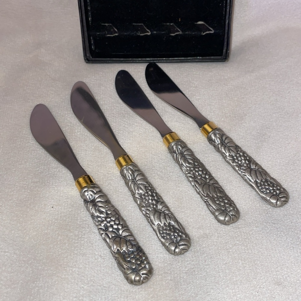 NIB VINTAGE ARTHUR COURT DESIGNS 4 spreader knives. - Picture 1 of 5